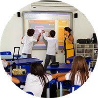 E-Board e Televisão 4K: tecnologia no ensino de inglês